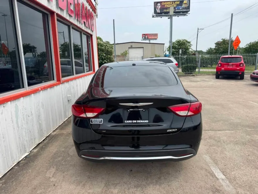2016 Chrysler 200 Limited photo 1