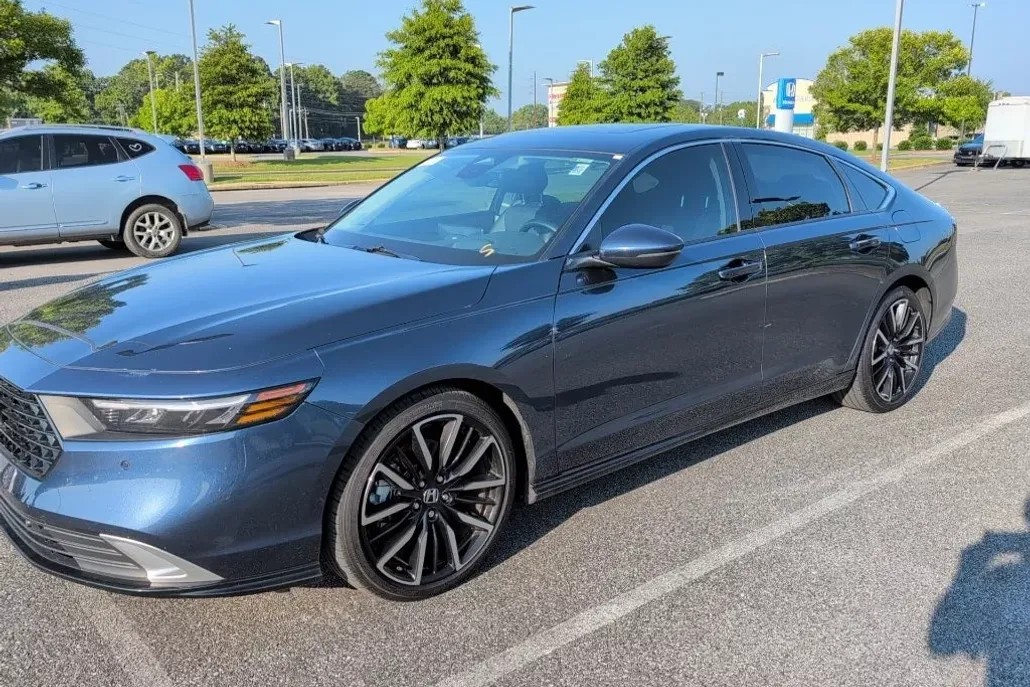 2024 Honda Accord Hybrid Touring photo 1
