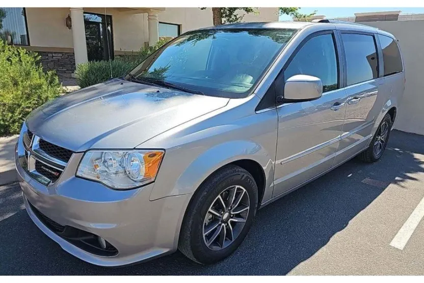 2017 Dodge Grand Caravan SXT photo 1