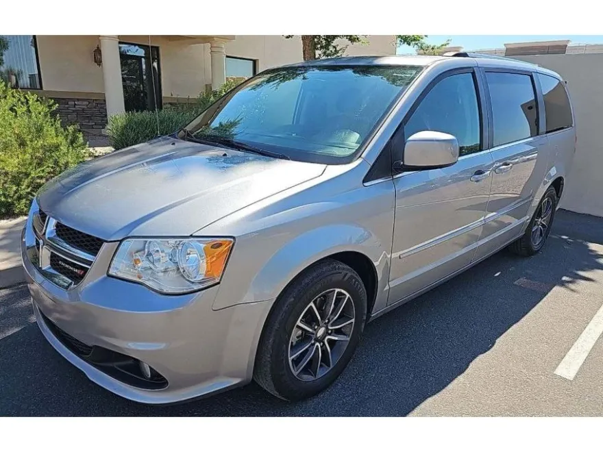 2017 Dodge Grand Caravan SXT photo 1