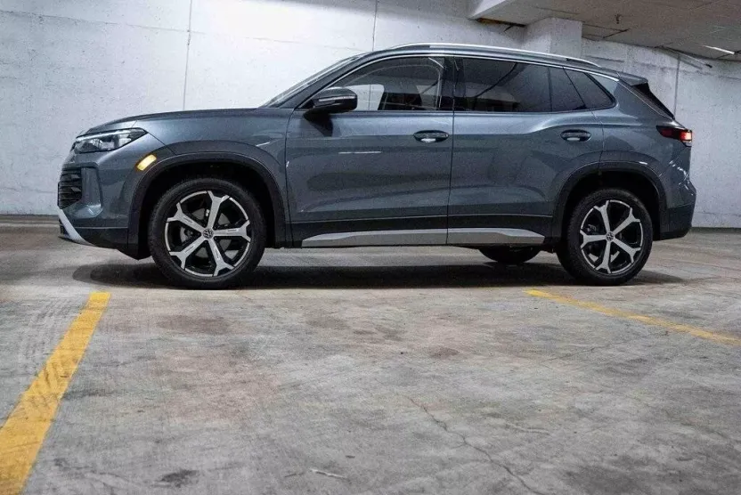 2025 Volkswagen Tiguan SE photo 1