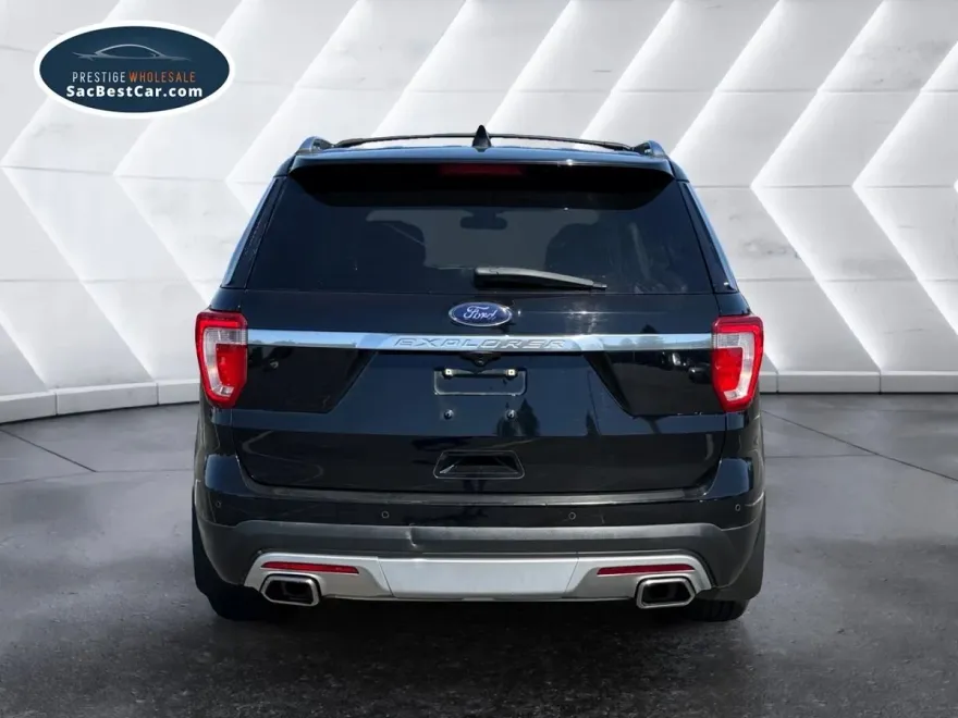 2016 Ford Explorer Platinum Sport photo 1