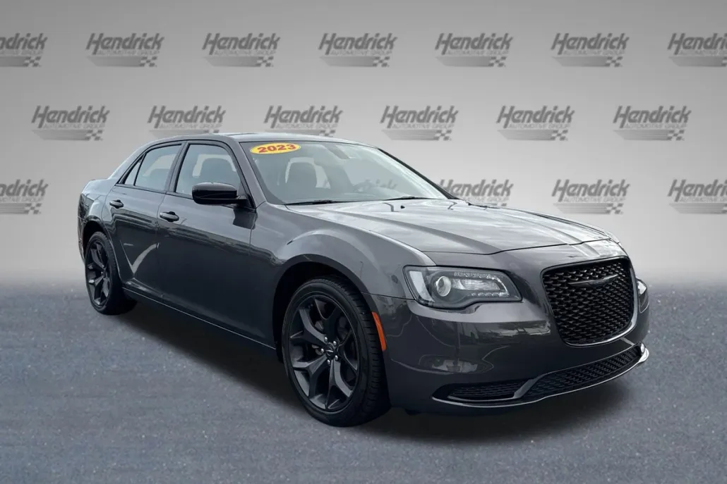 2023 Chrysler 300 Touring photo 1
