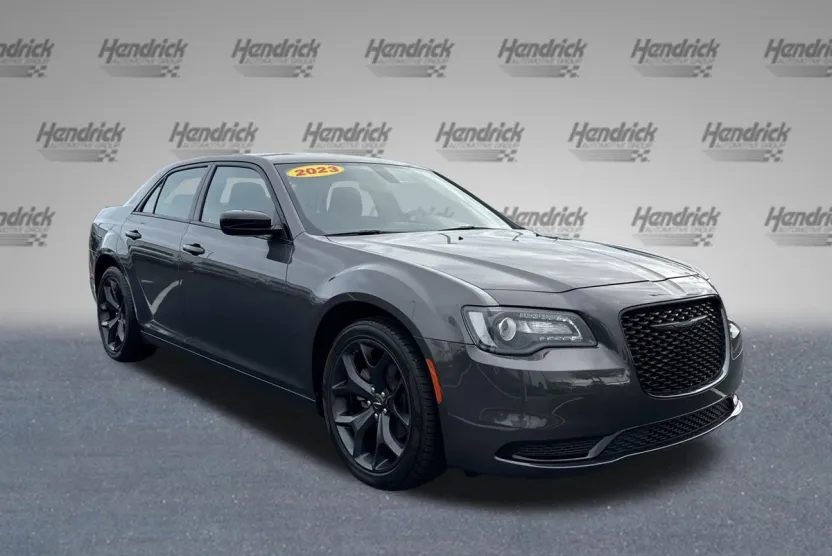 2023 Chrysler 300 Touring photo 1
