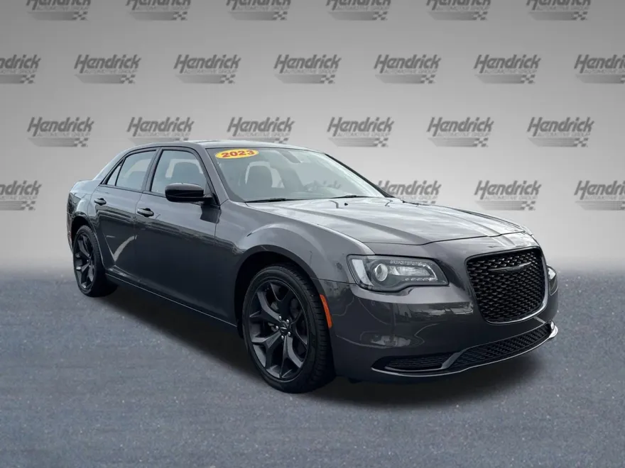 2023 Chrysler 300 Touring photo 1