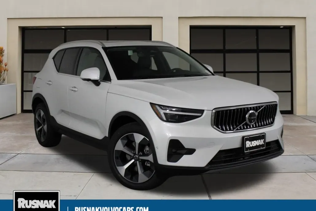 2025 Volvo XC40 Plus photo 1