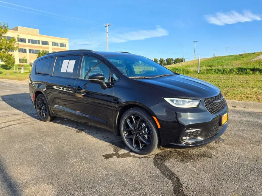 2025 Chrysler Pacifica Limited photo 1
