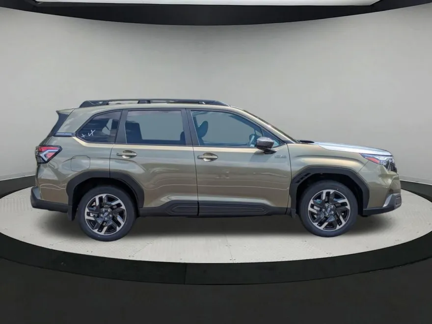 2025 Subaru Forester Premium photo 1
