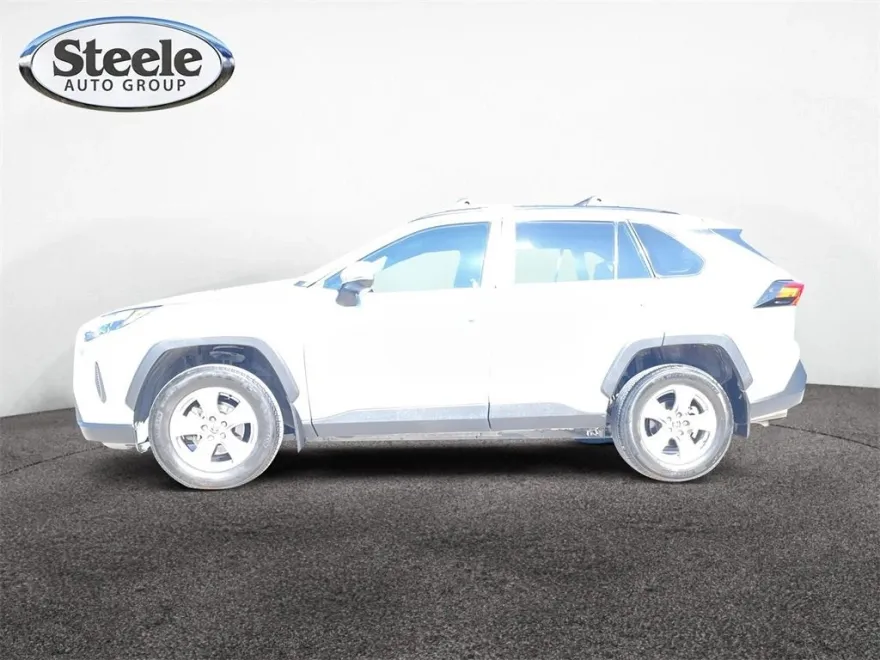 2022 Toyota RAV4 XLE photo 1