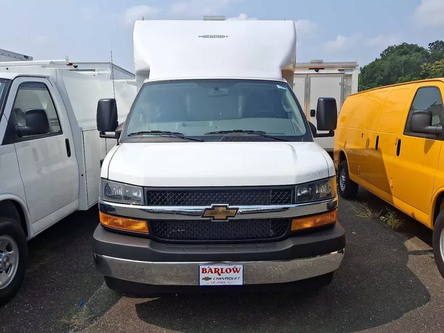 2025 Chevrolet Express Cutaway 3500 photo 1