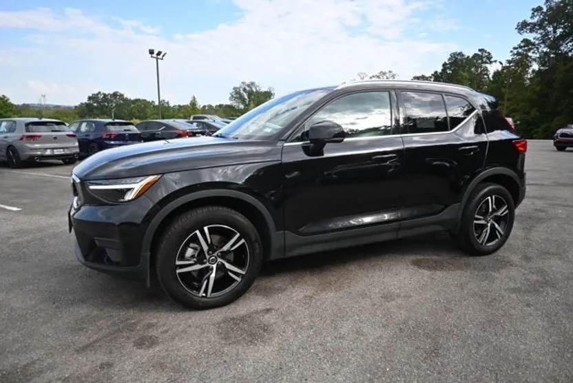 2025 Volvo XC40 Core photo 1