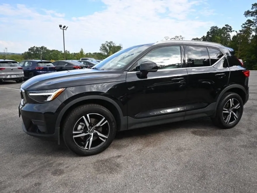 2025 Volvo XC40 Core photo 1