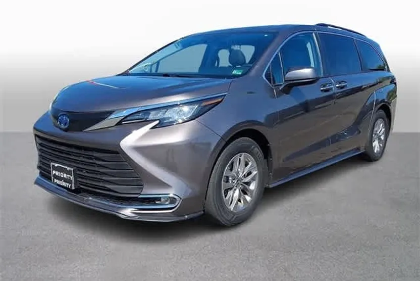 2022 Toyota Sienna XLE photo 1