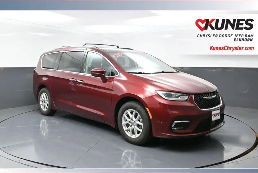 2021 Chrysler Pacifica Touring L photo 1