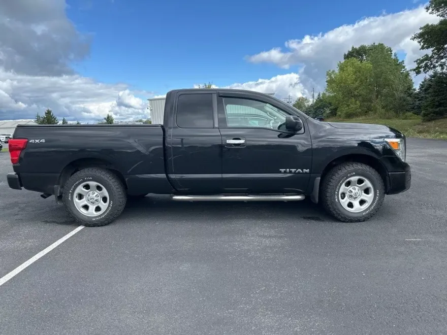 2022 Nissan Titan S photo 1