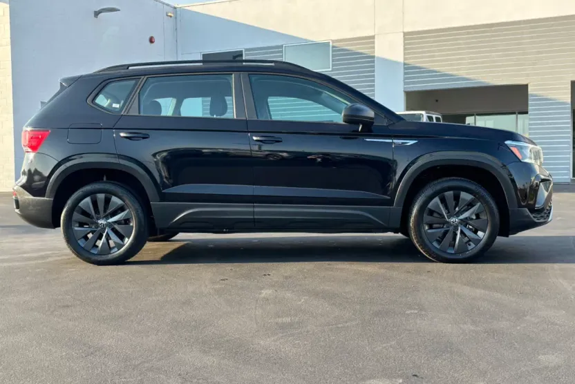2022 Volkswagen Taos S photo 1