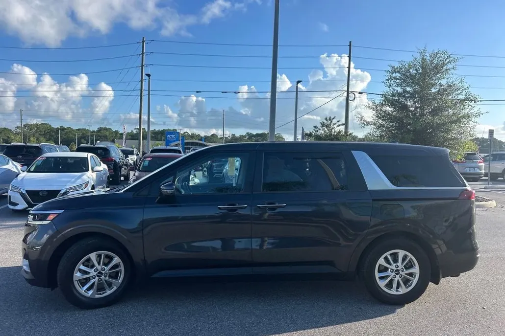 2022 Kia Carnival LXS photo 1