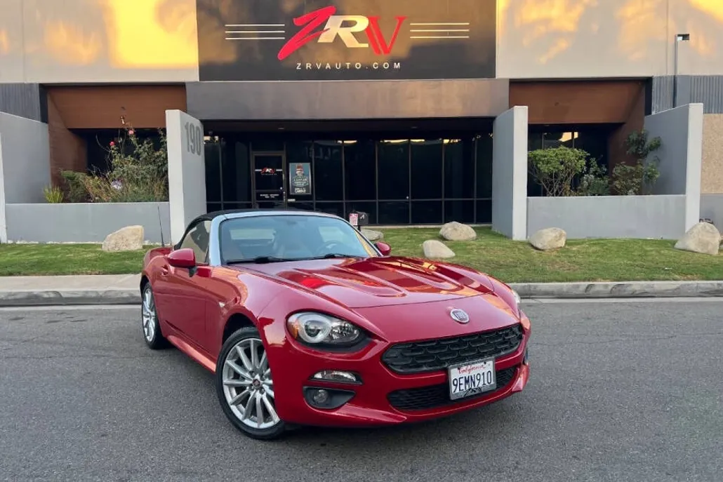 2017 Fiat 124 Spider Lusso photo 1