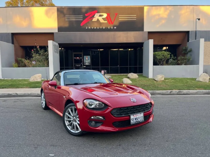 2017 Fiat 124 Spider Lusso photo 1