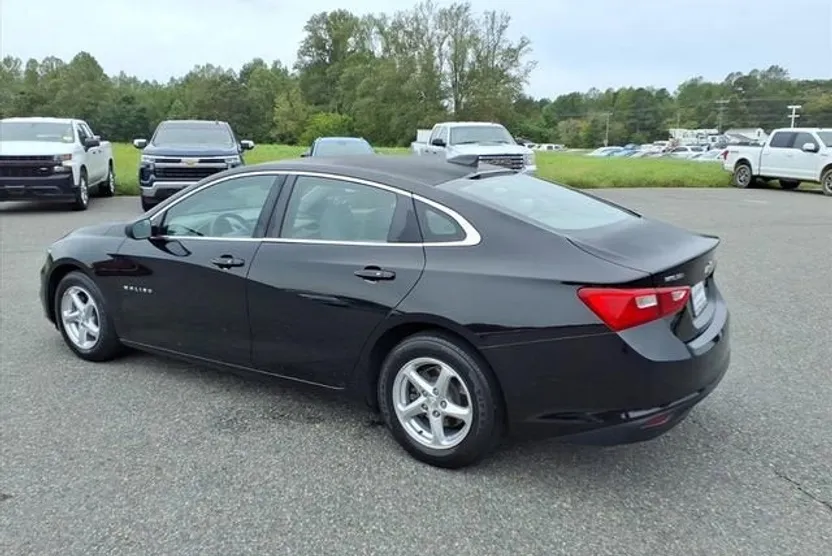 2017 Chevrolet Malibu LS photo 1