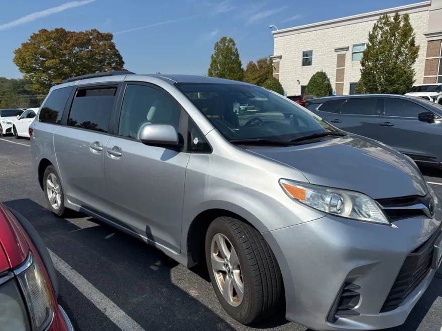 2020 Toyota Sienna LE photo 1