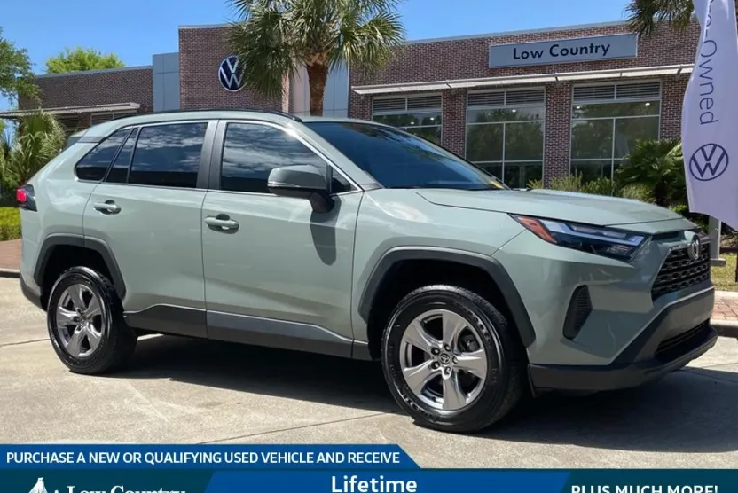 2023 Toyota RAV4 XLE photo 1