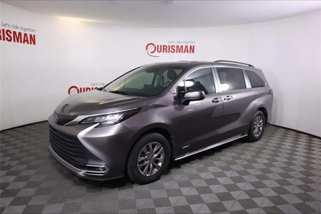 2023 Toyota Sienna LE photo 1