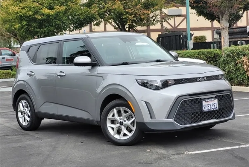 2023 Kia Soul LX photo 1