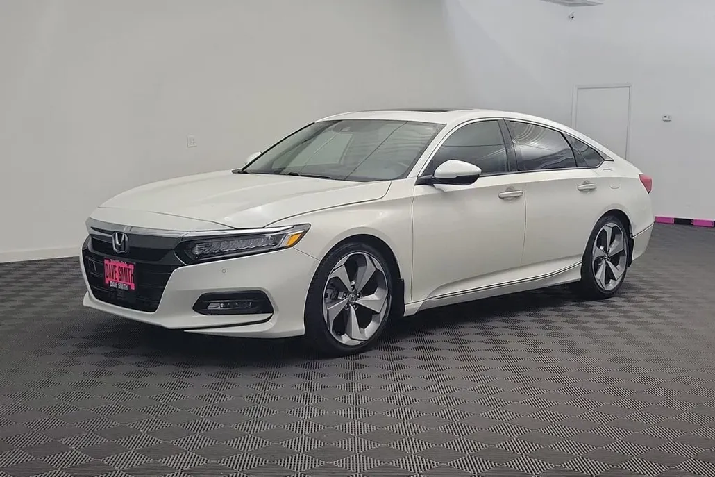2019 Honda Accord Touring 2.0T photo 1