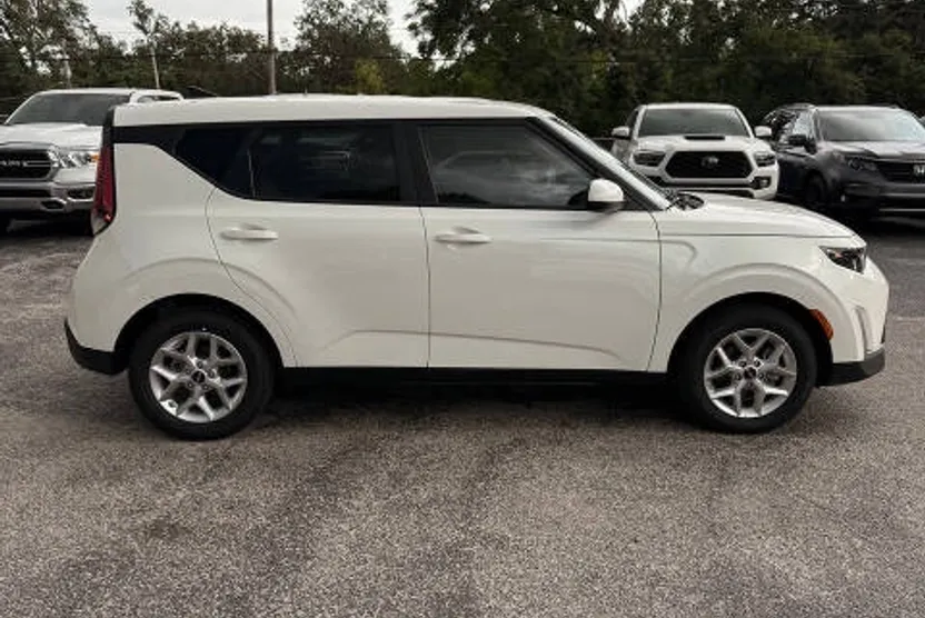 2025 Kia Soul LX photo 1