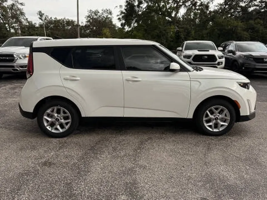 2025 Kia Soul LX photo 1