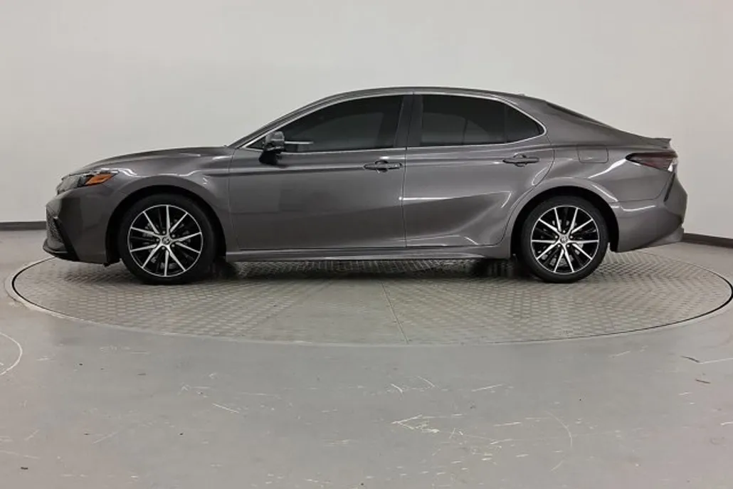 2022 Toyota Camry SE photo 1