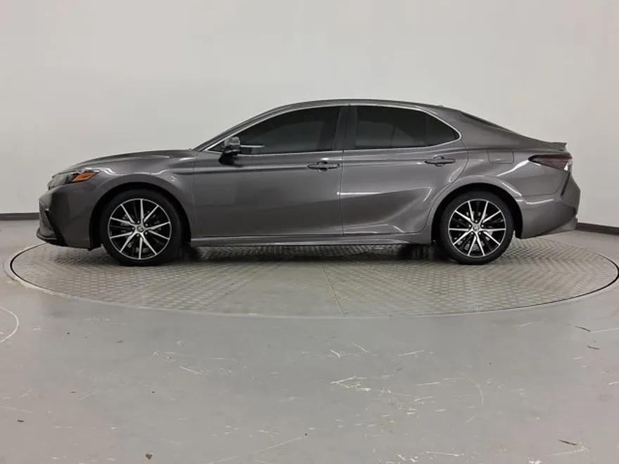 2022 Toyota Camry SE photo 1