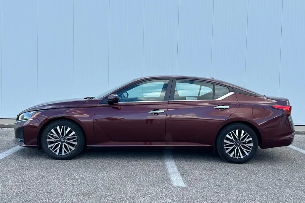 2023 Nissan Altima 2.5 SV photo 1