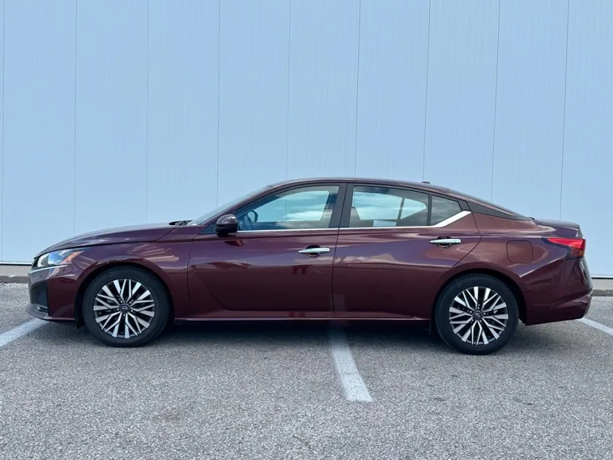 2023 Nissan Altima 2.5 SV photo 1