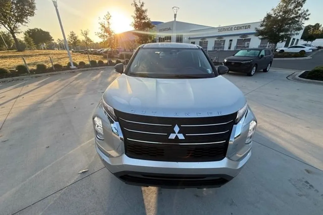 2022 Mitsubishi Outlander ES photo 1