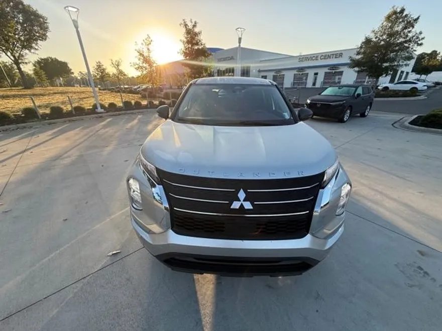 2022 Mitsubishi Outlander ES photo 1