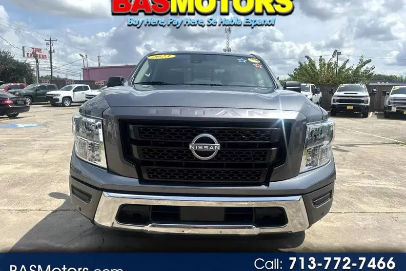 2023 Nissan Titan SV Crew Cab photo 1