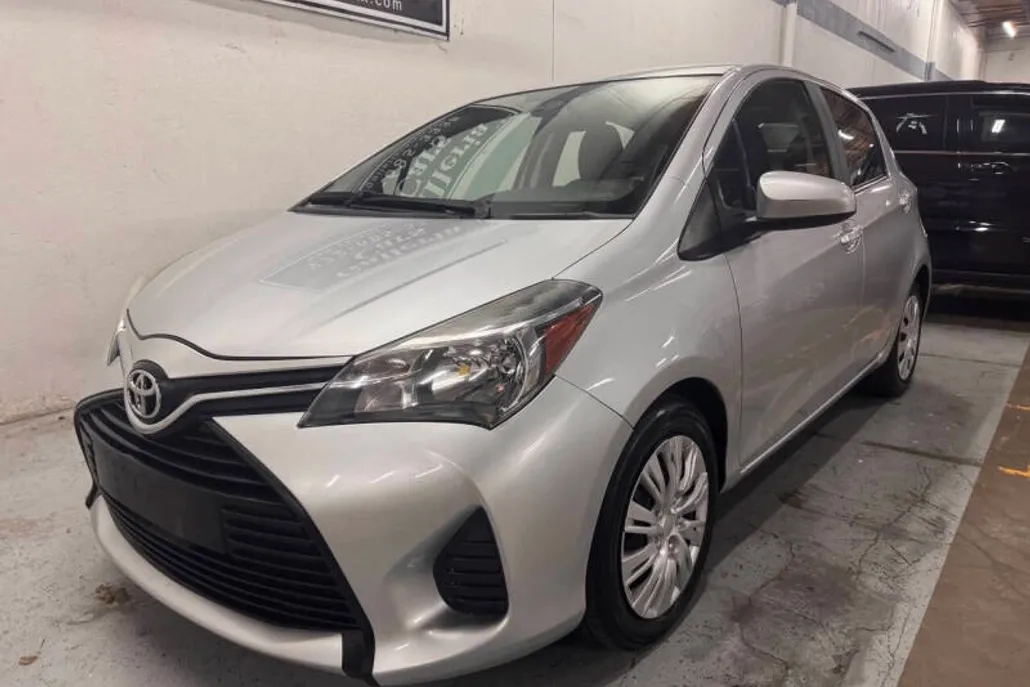 2017 Toyota Yaris LE photo 1