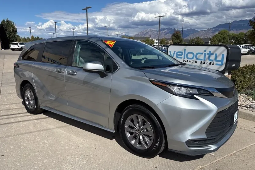 2023 Toyota Sienna LE photo 1