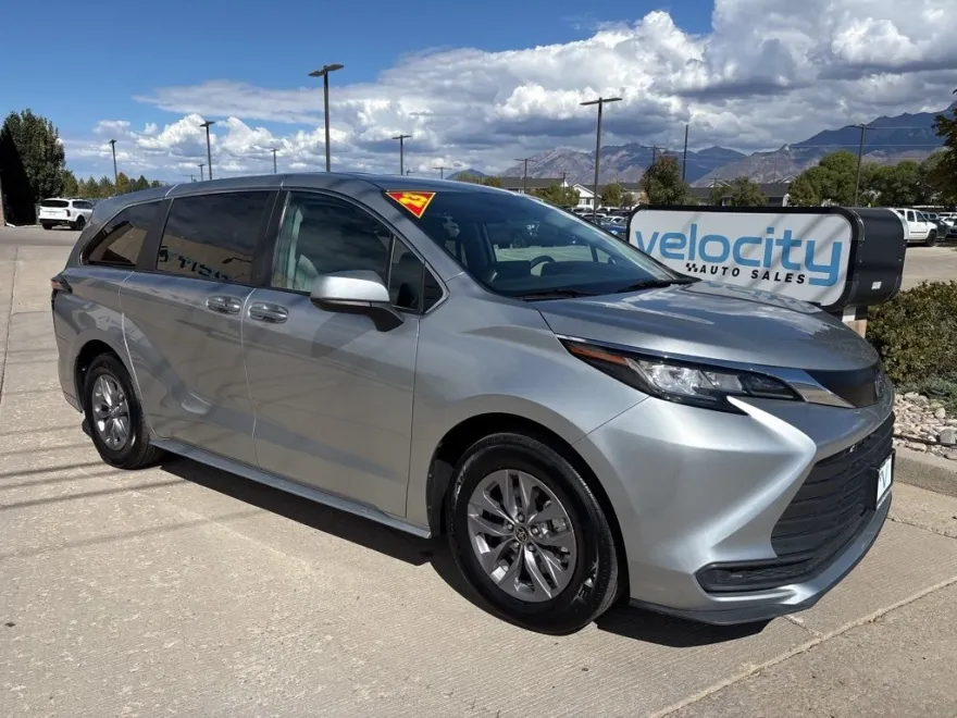 2023 Toyota Sienna LE photo 1