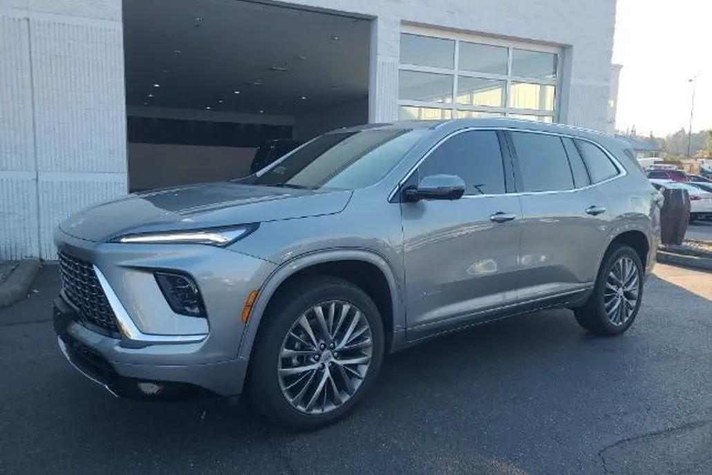 2025 Buick Enclave Avenir photo 1