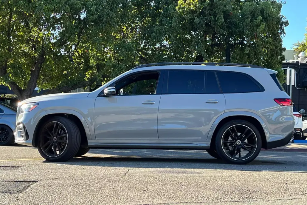 2025 Mercedes Benz GLS 450 4MATIC photo 1