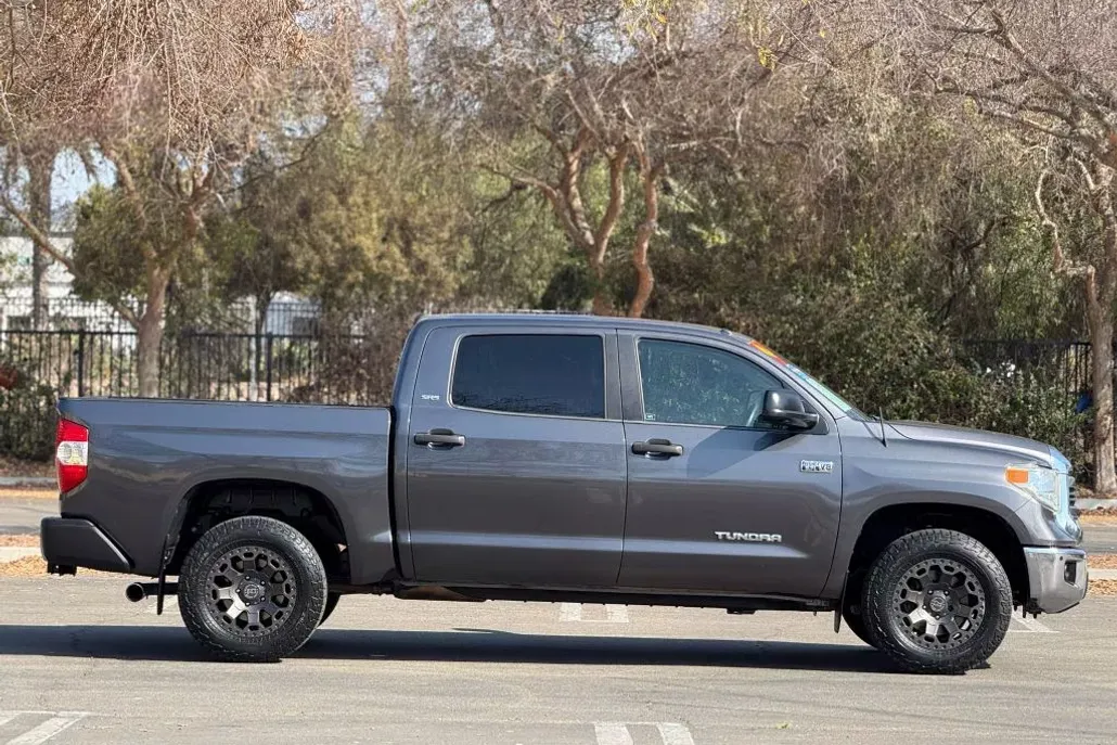 2017 Toyota Tundra CrewMax SR5 photo 1