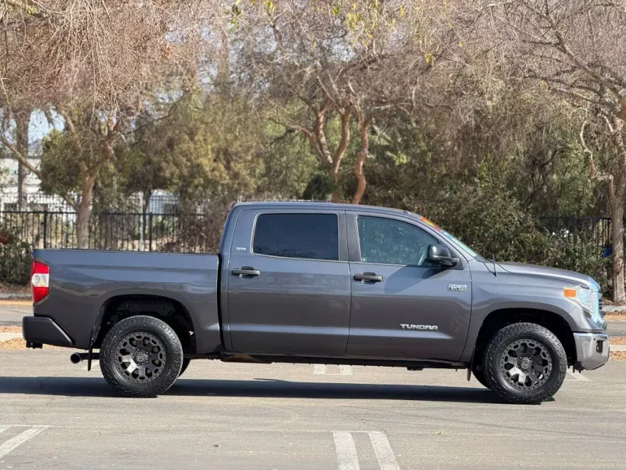 2017 Toyota Tundra CrewMax SR5 photo 1