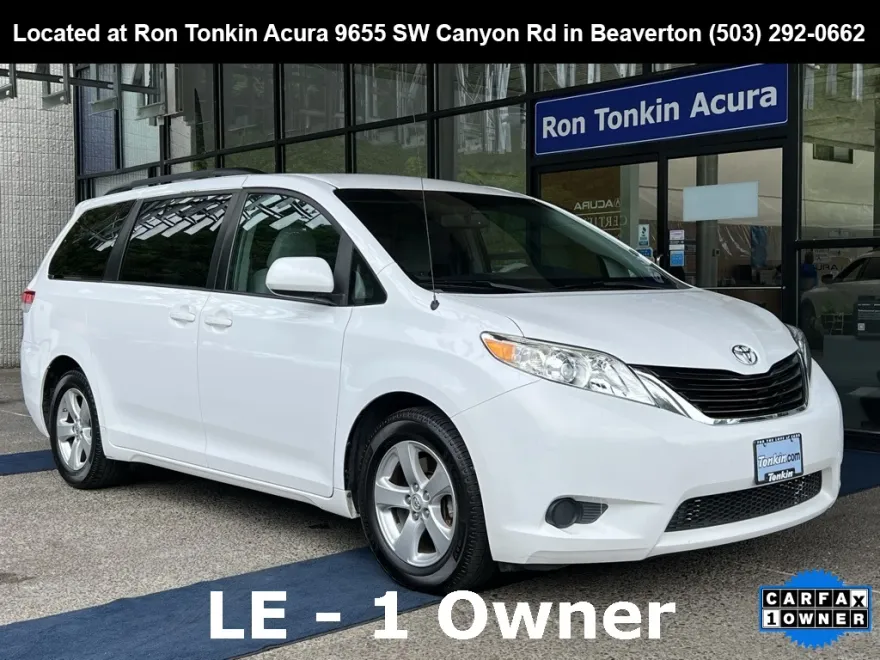 2014 Toyota Sienna LE photo 1