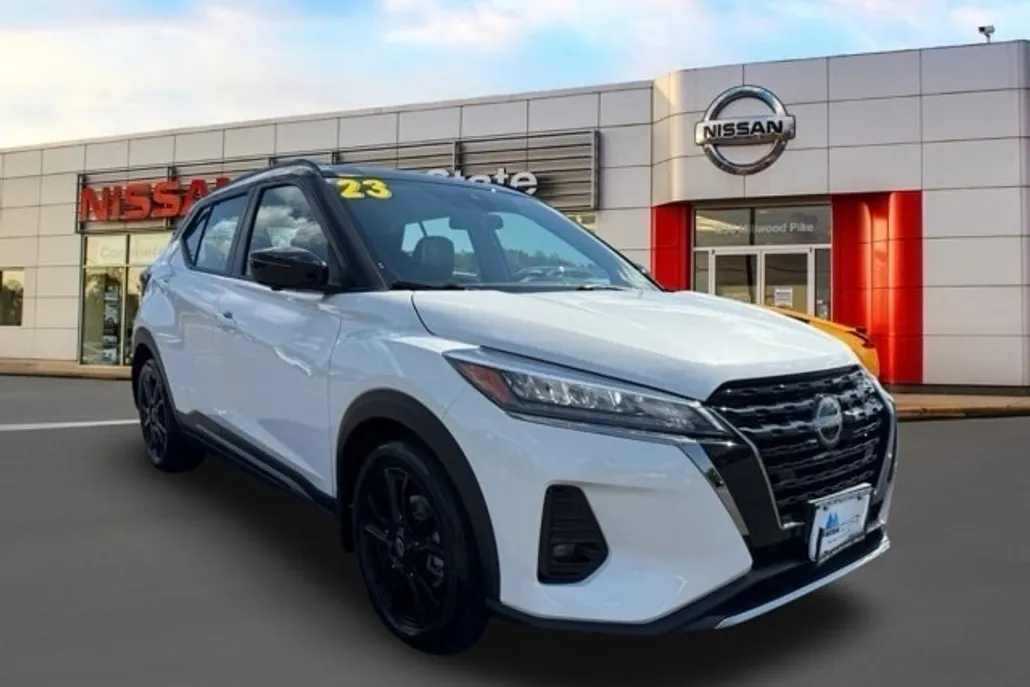 2023 Nissan Kicks SR photo 1