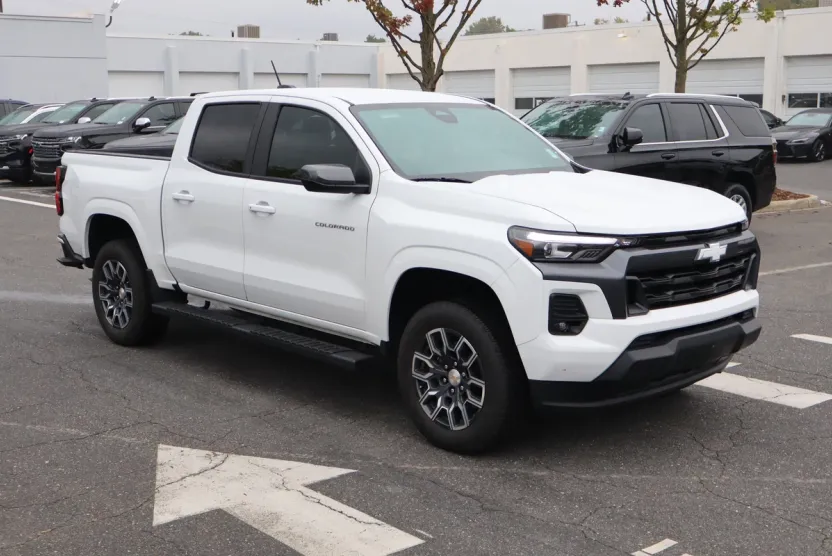 2024 Chevrolet Colorado LT photo 1