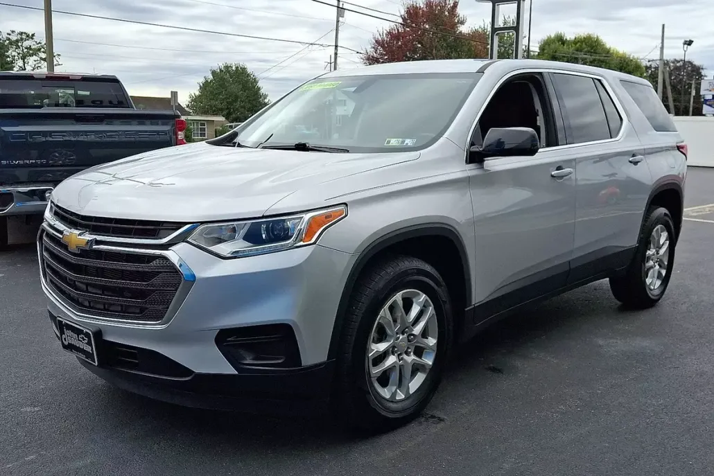 2021 Chevrolet Traverse LS photo 1