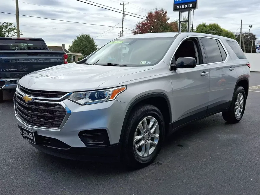 2021 Chevrolet Traverse LS photo 1